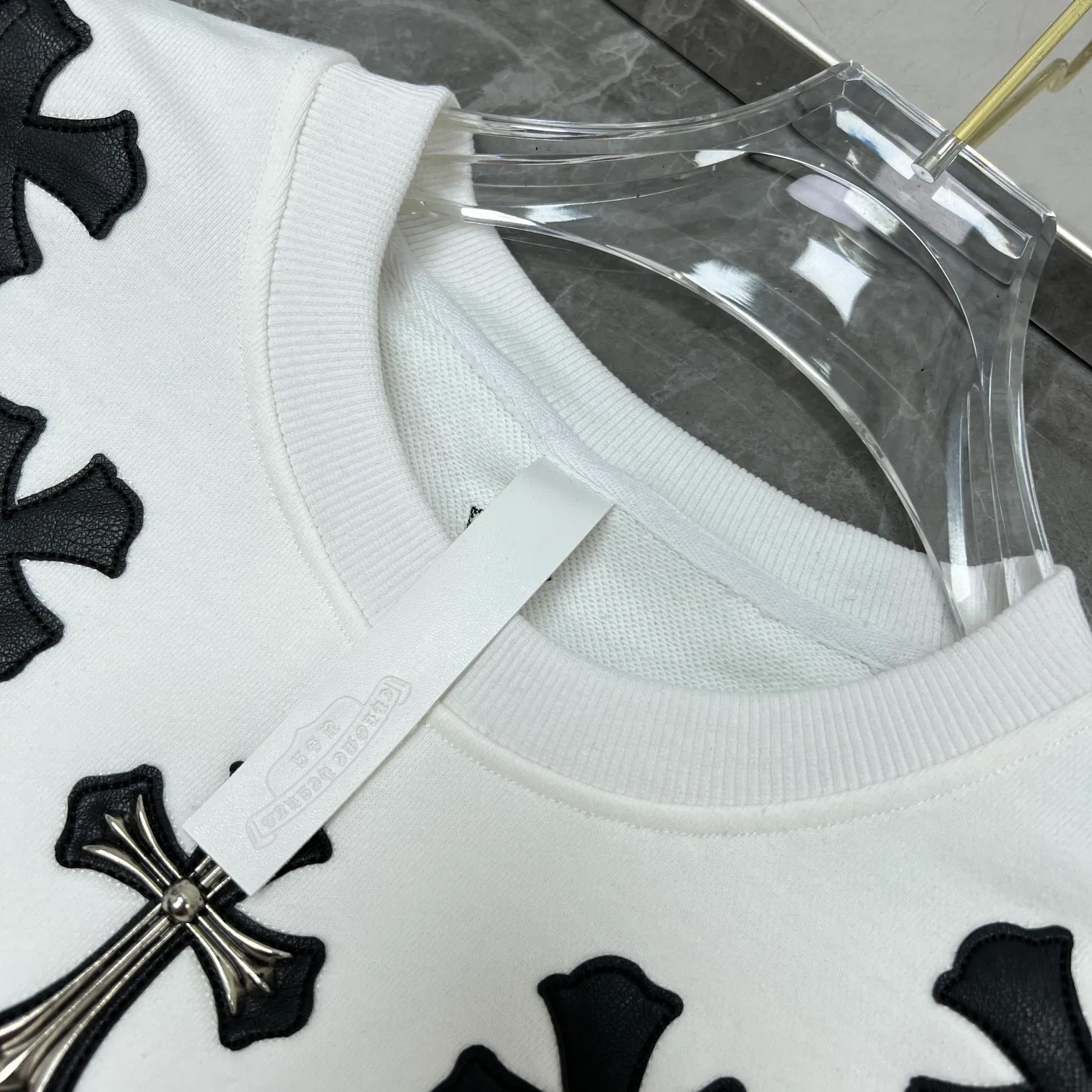 P240 Chrome Hearts🍁Autumn and winter 2025 simultaneous sale at counters Chrome Hearts heavy industry patchwork leather cross round neck sweatshirt improved customized version 1:1 high weight fabric 🌈Recommended colors: white black 🌈Cardage: S, M, L, XL.